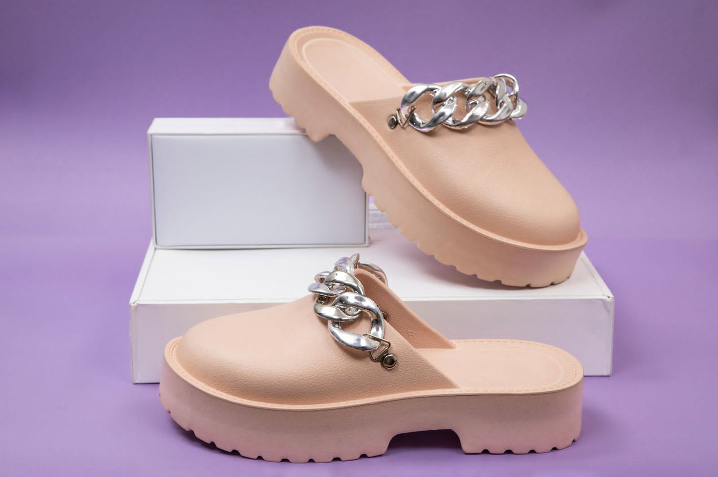 Sueco tacón cadena plateada